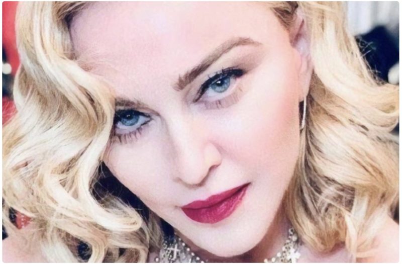 "Lei è gonfia come un palloncino": Madonna di 64 anni è stata segretamente ripresa senza filtri all'aeroporto