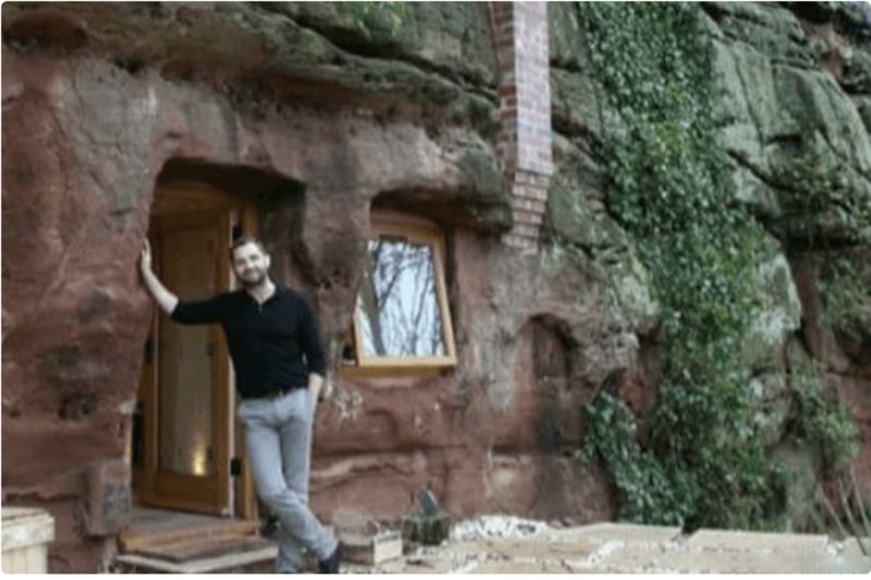 I vicini ridevano della famiglia che viveva nella grotta, ma sono riusciti a trasformarla in un vero palazzo