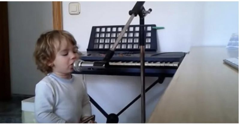 Un adorabile bambino di 2 anni canta il blues e poi prende la sua armonica facendo commuovere suo padre