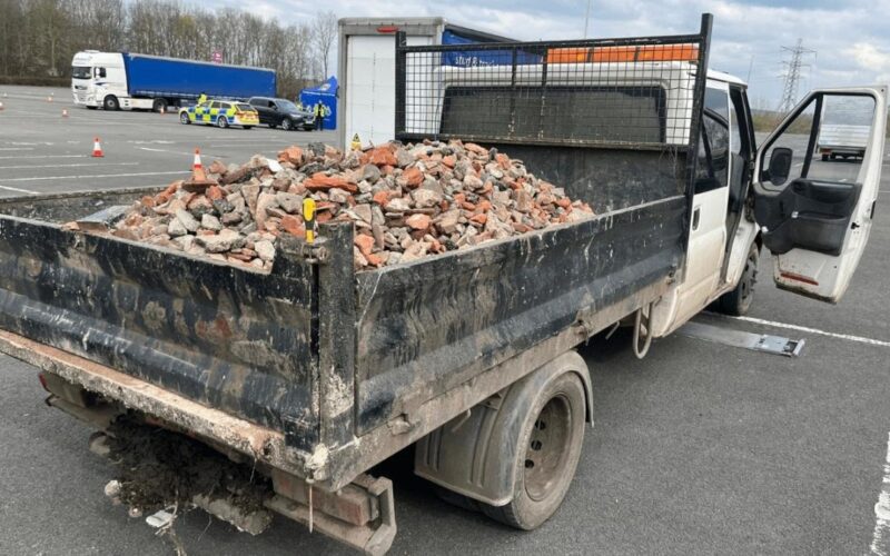 Kiekvieną dieną vyras kirsdavo sieną senu sunkvežimiu, prikrautu statybinių atliekų. Muitinės pareigūnai nuolat kruopščiai tikrindavo jo krovinį, įsitikinę, kad jis gabena kontrabandą… Tačiau kai tiesa pagaliau išaiškėjo, visi liko be žado